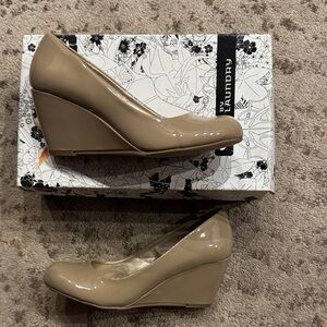 CL by Laundry Women's Patent Beige Wedges